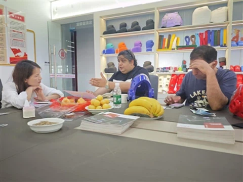 Noví zákazníci z 137. kantonského veľtrhu navštívili našu továreň